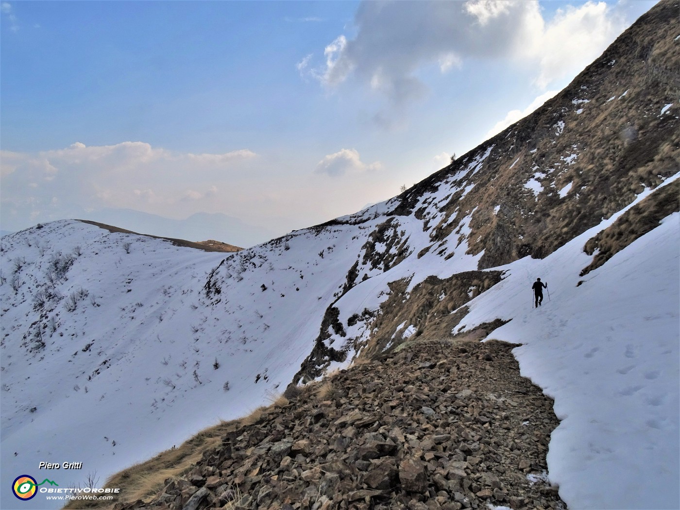 70 Ripercorriamo al ritorno  il sentiero di Val Serrada seguendo le profonde impronte tracciate in andata.JPG